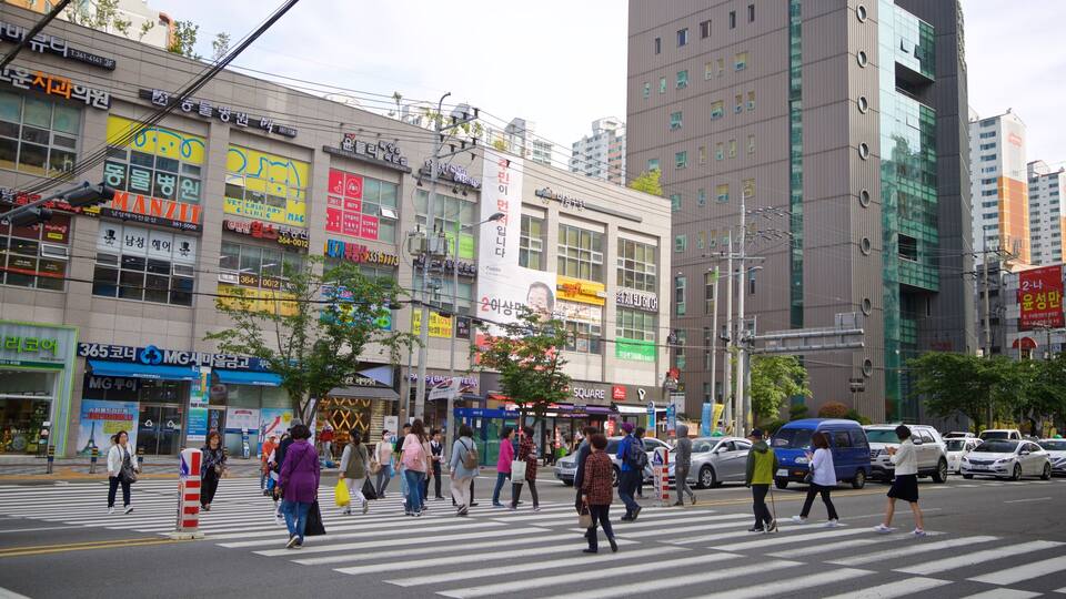 Hwamyeong featuring street scenes and a city as well as a small group of people