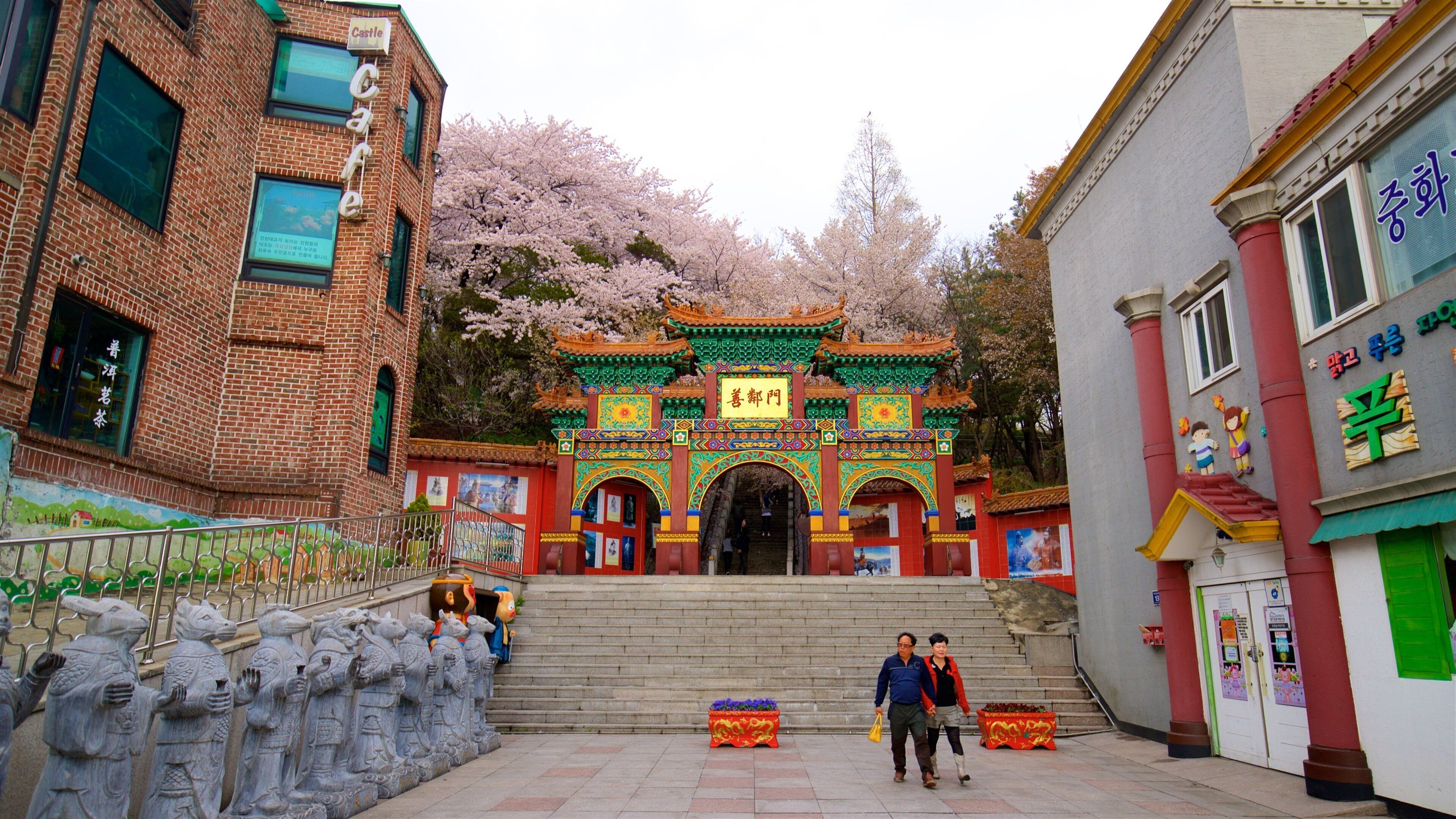 Chinatown bevat historisch erfgoed en wilde bloemen en ook een stel