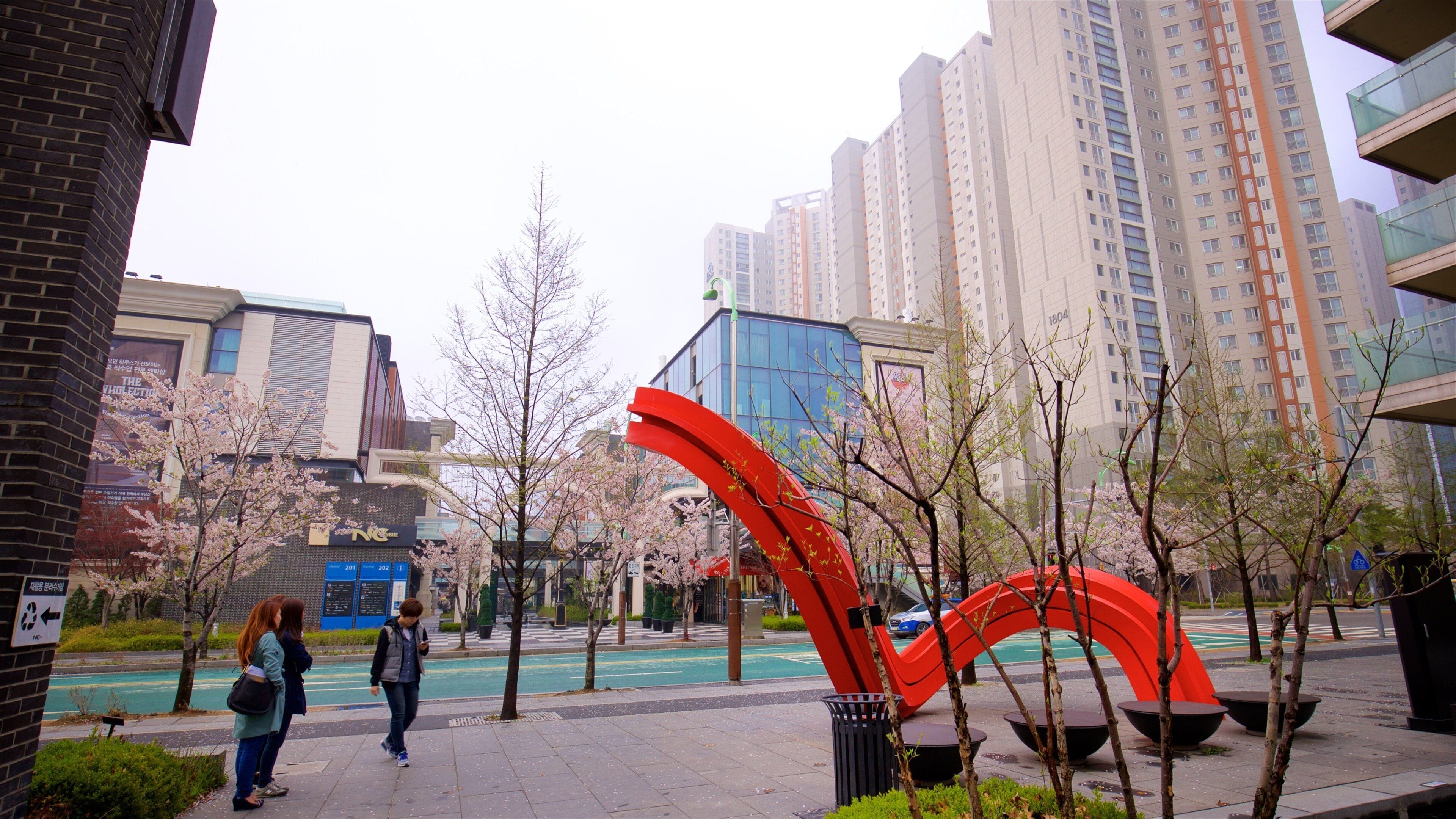 NC Cube Canal Walk que incluye niebla o neblina, arte al aire libre y una ciudad
