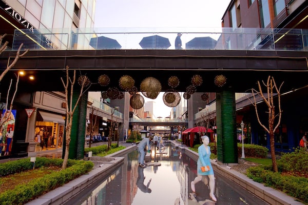 NC Cube Canal Walk das einen Park, Stadt und Sonnenuntergang