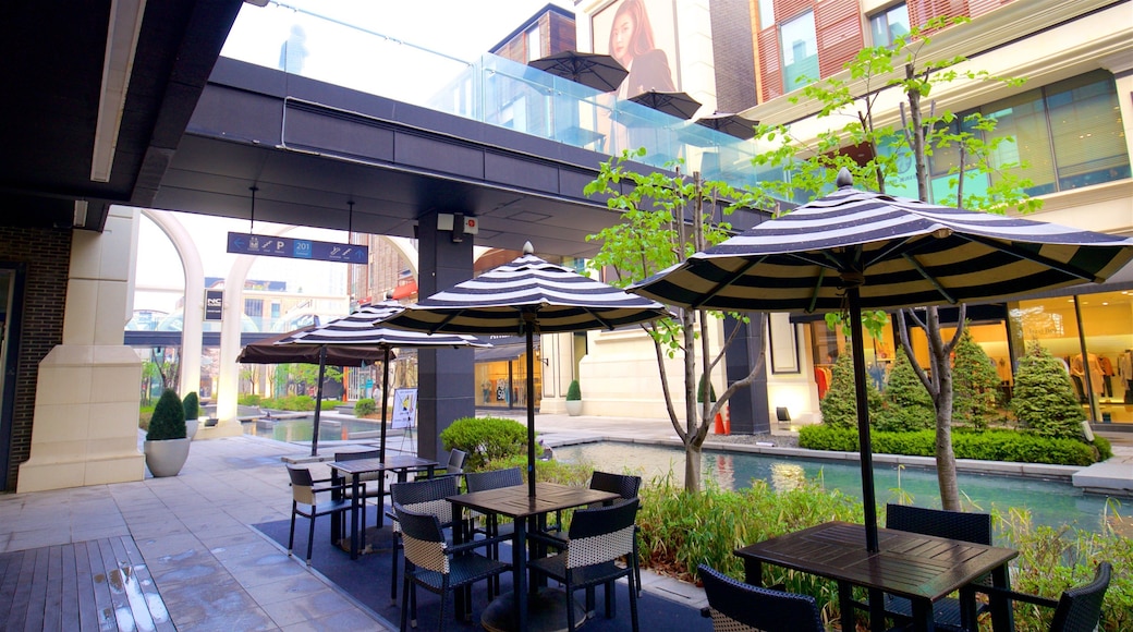 NC Cube kjøpesenter, Canal Walk som inkluderer bro og by