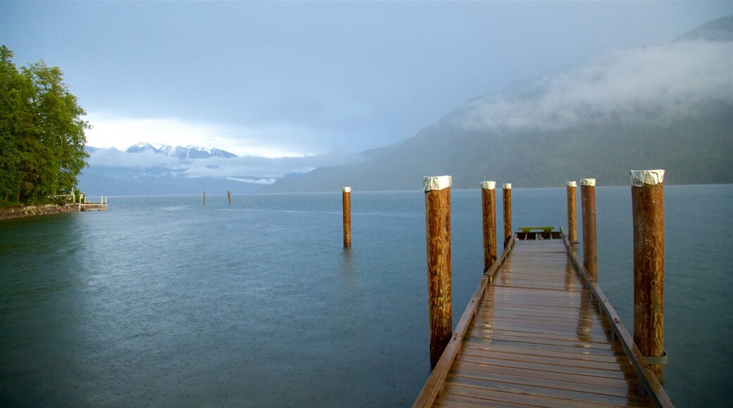 New Denver ofreciendo niebla y un lago o laguna