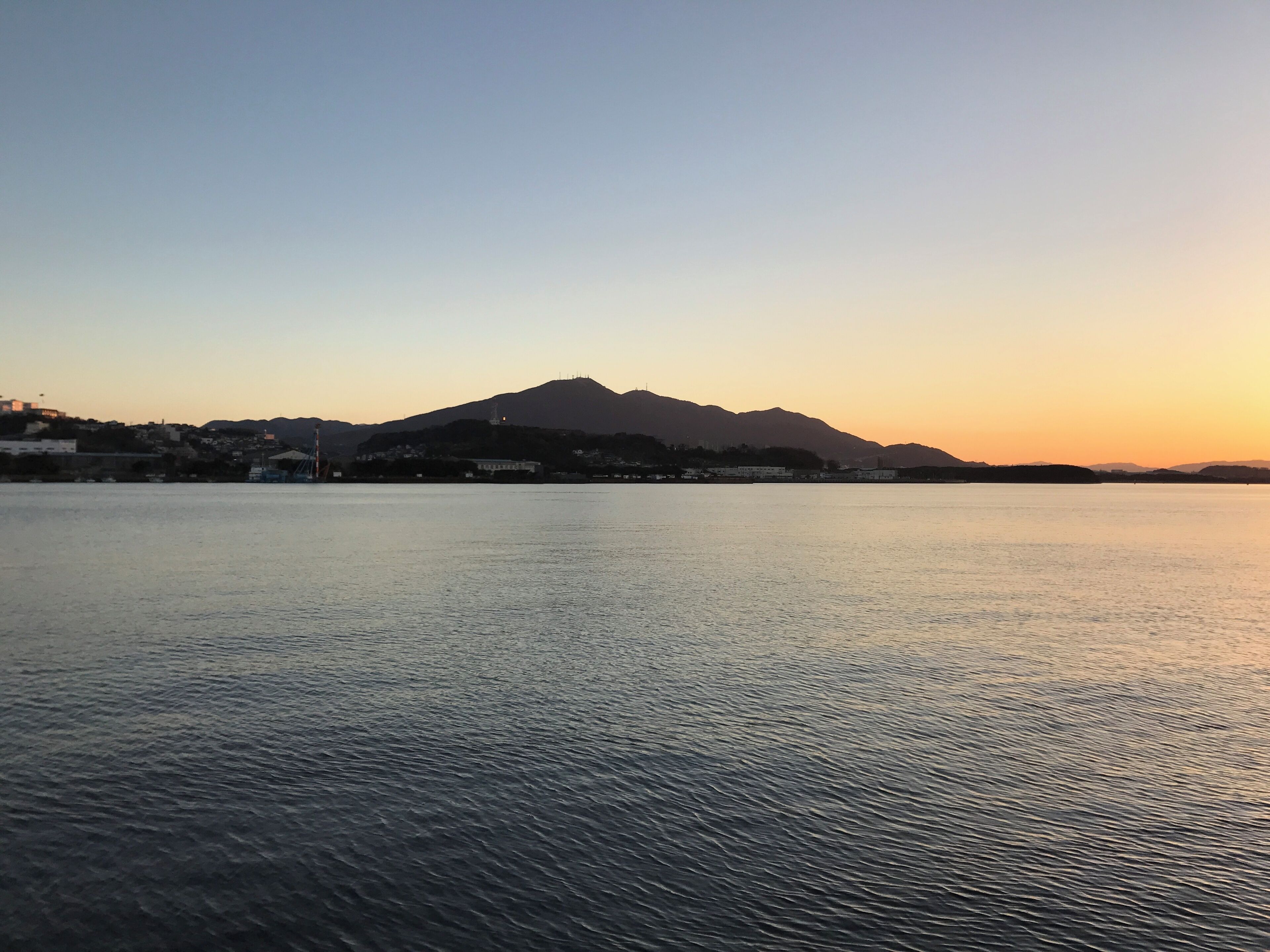 若戸渡船の若松渡場付近より望む洞海湾と皿倉山