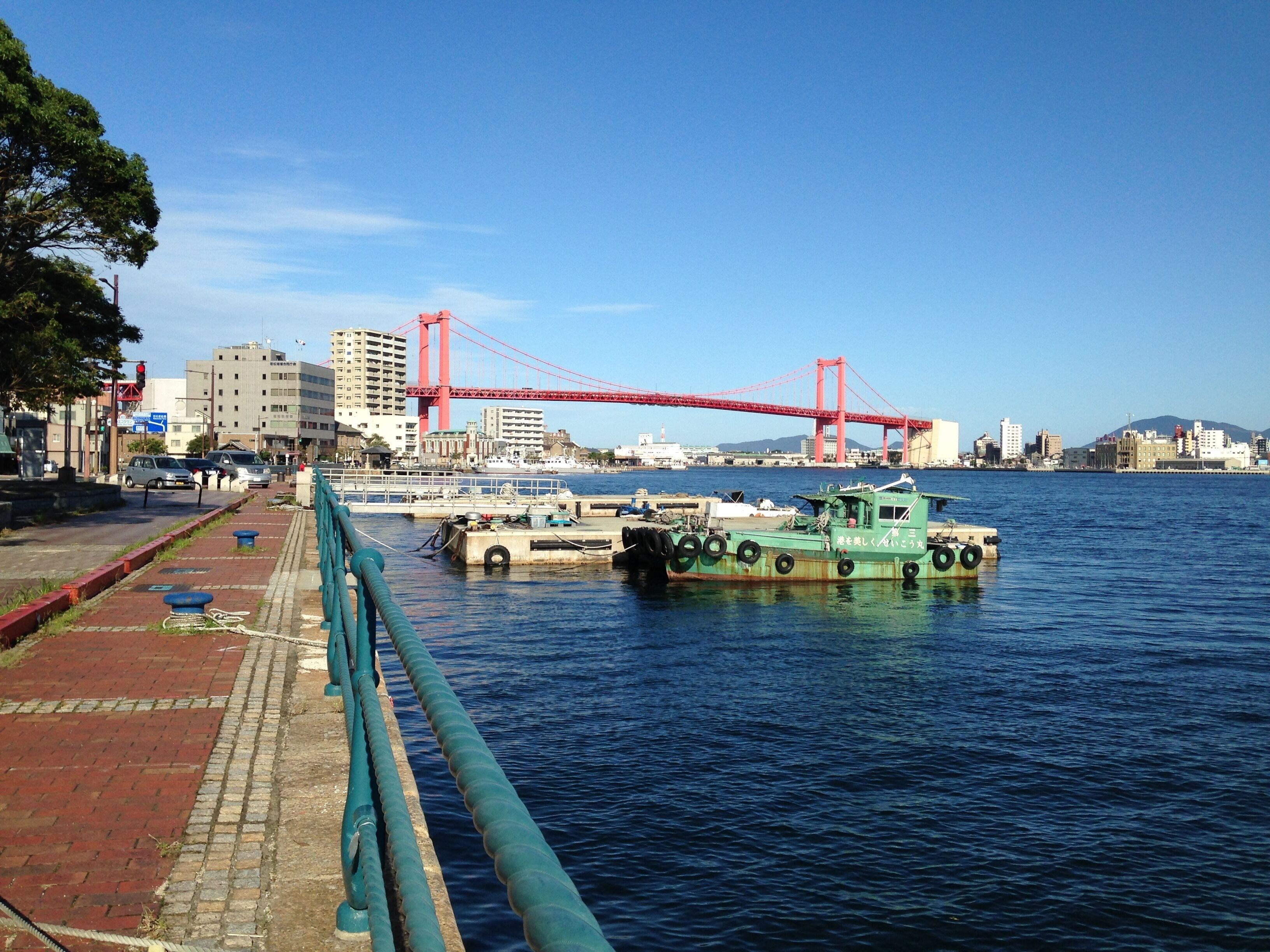 北九州港若松ふ頭より望む洞海湾と若戸大橋