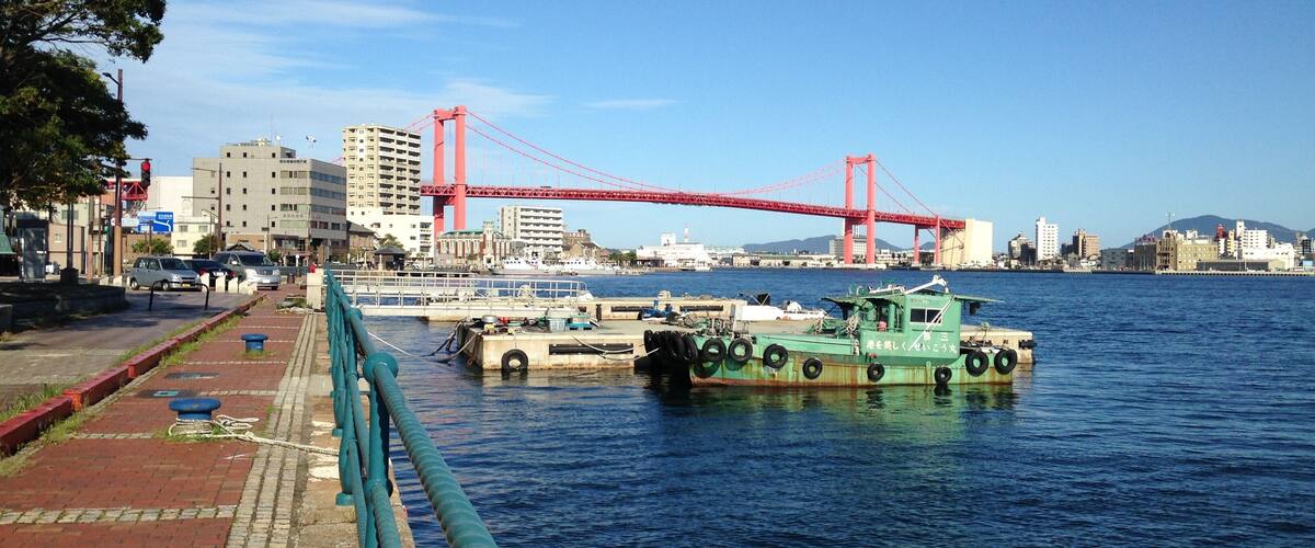 北九州港若松ふ頭より望む洞海湾と若戸大橋