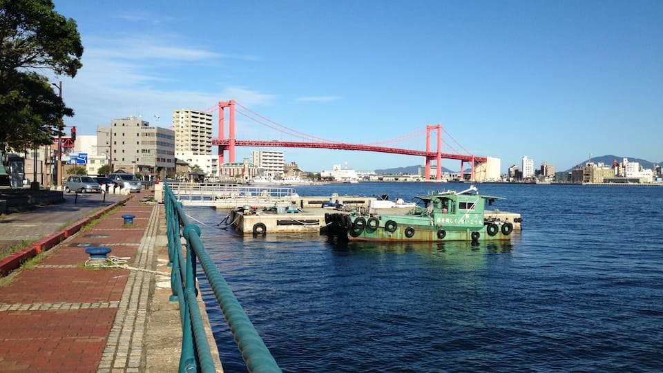北九州港若松ふ頭より望む洞海湾と若戸大橋