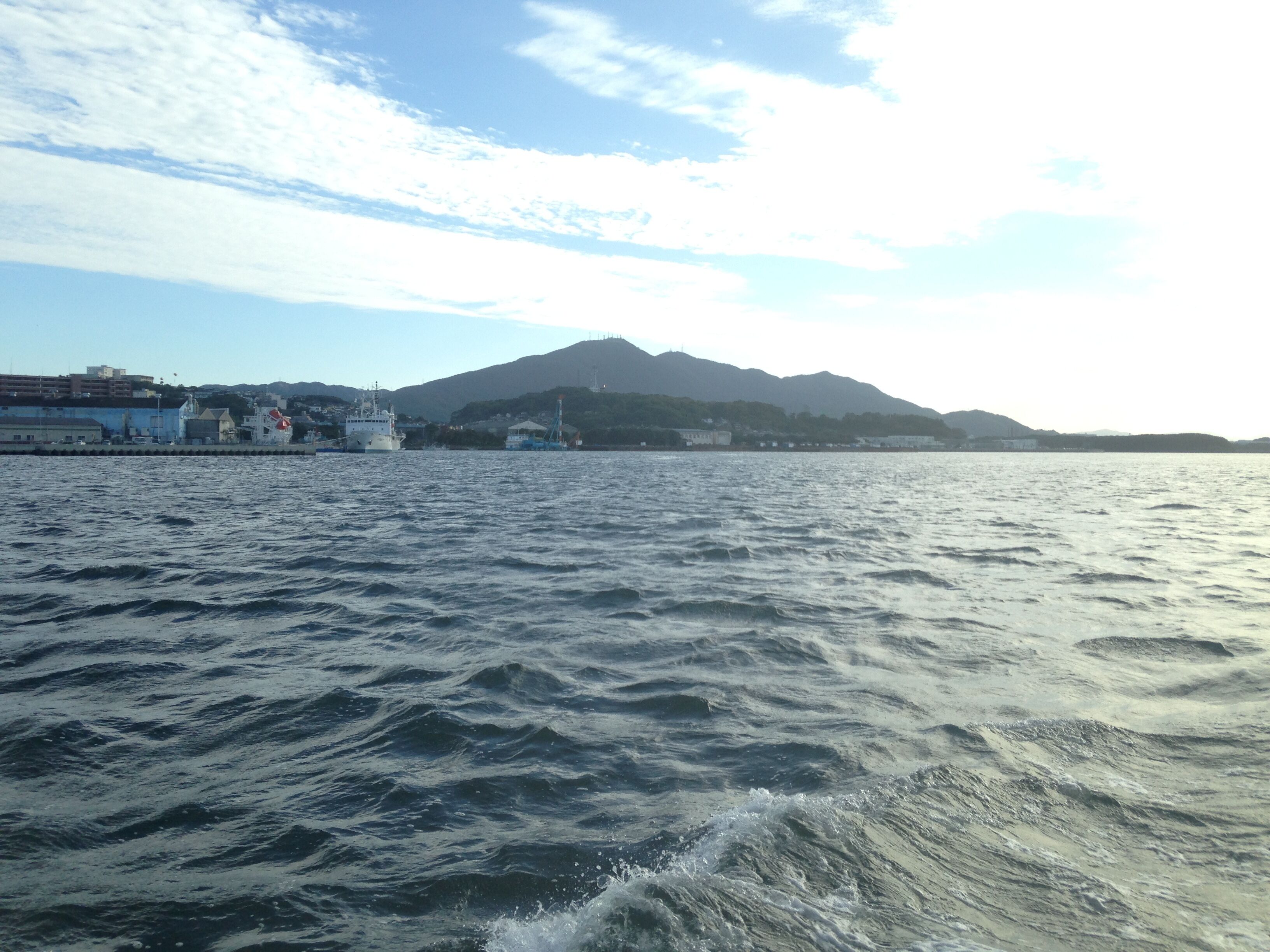 若戸渡船より望む洞海湾と皿倉山