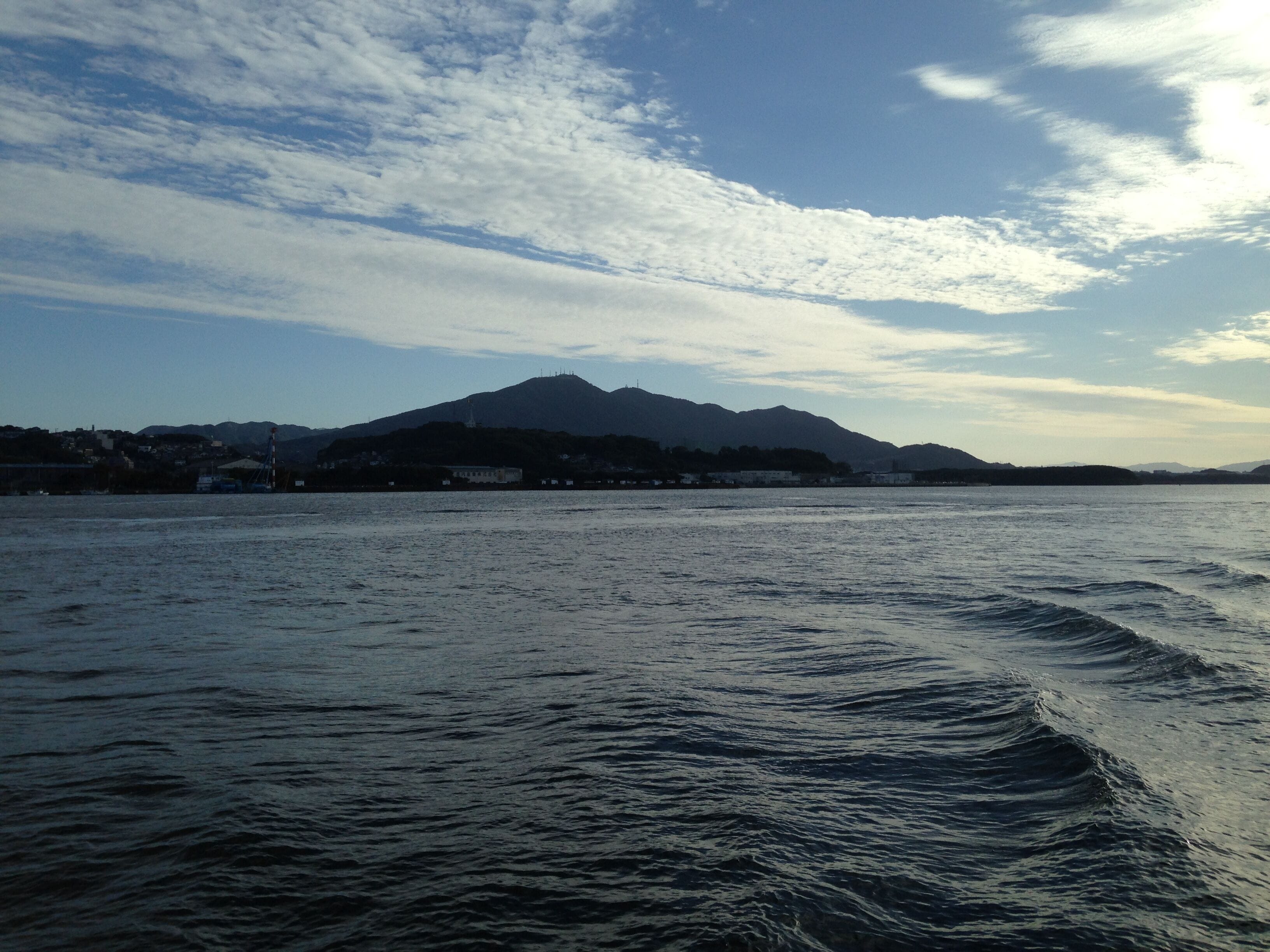 若戸渡船の若松渡場より望む洞海湾と皿倉山