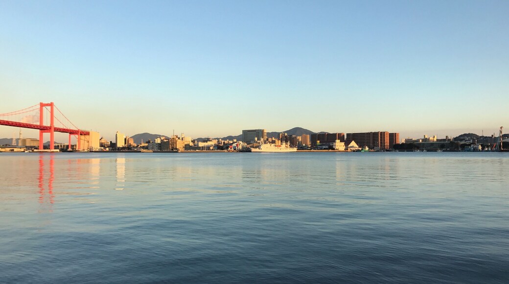 北九州港若松ふ頭付近の国道495号の歩道より望む洞海湾と戸畑区