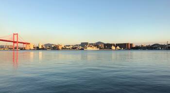 北九州港若松ふ頭付近の国道495号の歩道より望む洞海湾と戸畑区