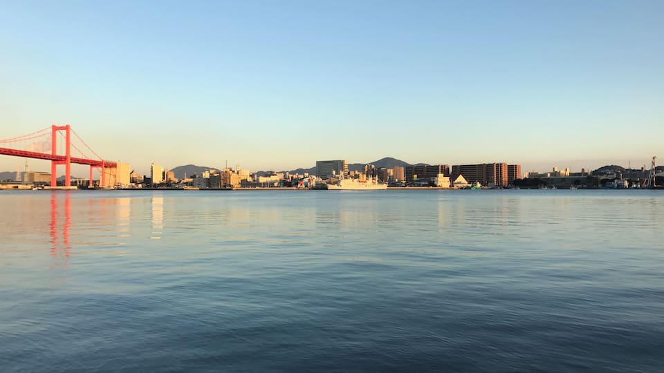 北九州港若松ふ頭付近の国道495号の歩道より望む洞海湾と戸畑区