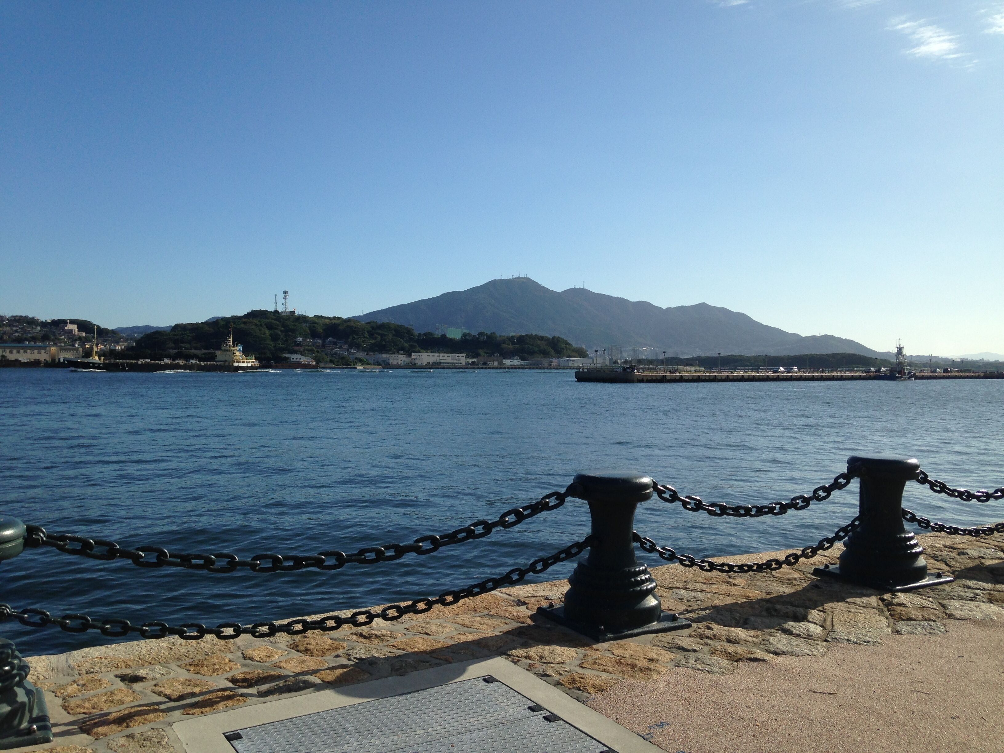 弁財天上陸場跡より望む洞海湾と皿倉山