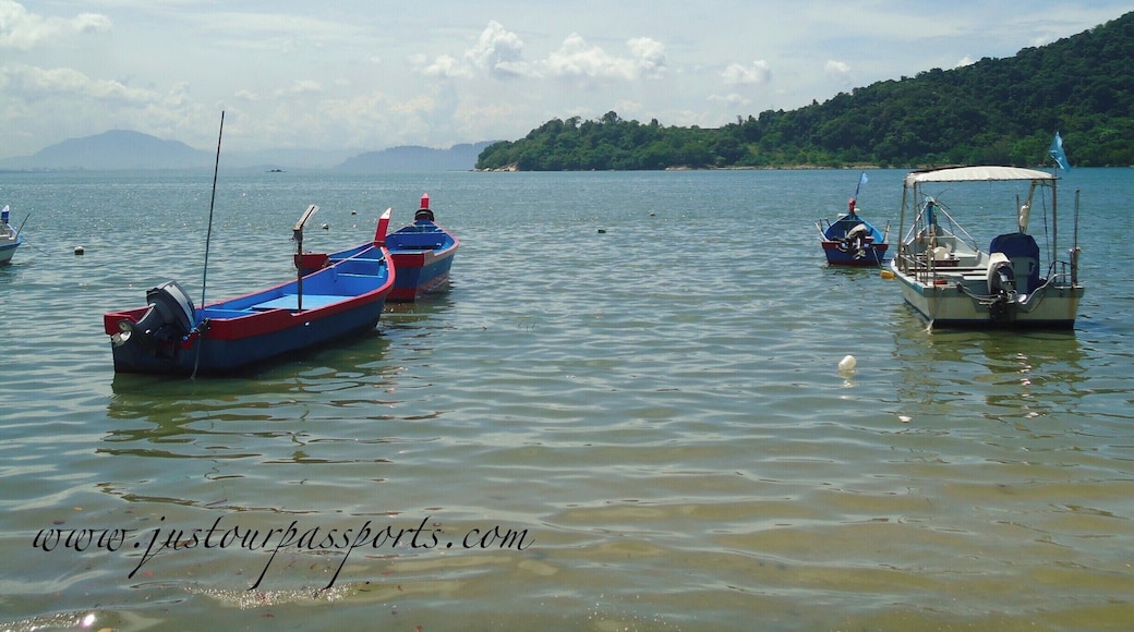 Penang is a large island with a lot of character. There is more to the island than the reknown Georgetown, even though it is amazing in itself. This photo was taken near the Queensbay Mall on the southern end of Penang. Mainland Malaysia is seen in the distance. Local fishermen leave their boats close to shore, creating a beautiful spot to enjoy the water. #waterlust