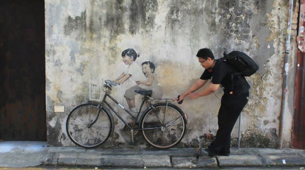 If you go to Penang, Malaysia, don't miss a chance to go to Georgetown where you can find lots of street murals. And challenge yourself to find all of them!!!!