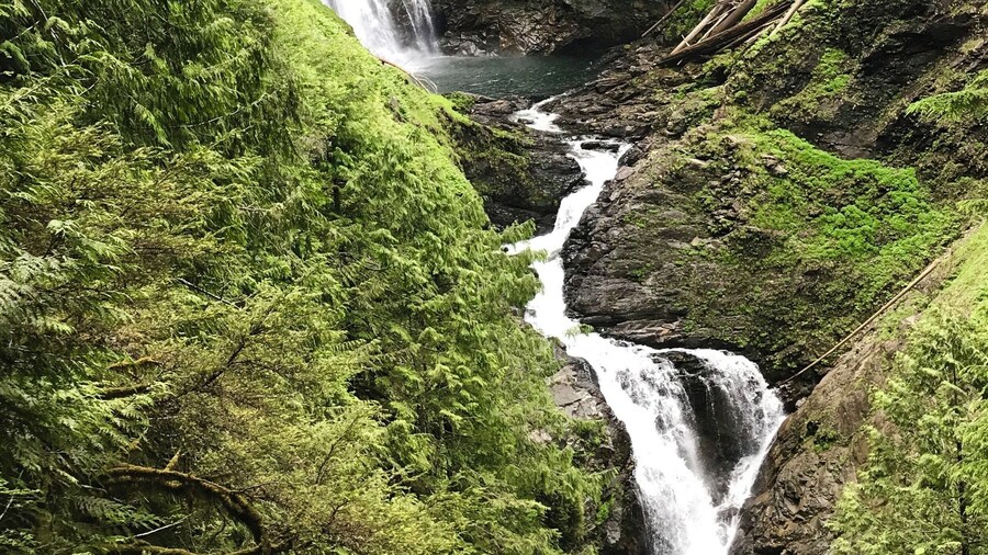 Nice hike to the middle falls. Visit during the week. Super crowded on the weekend.