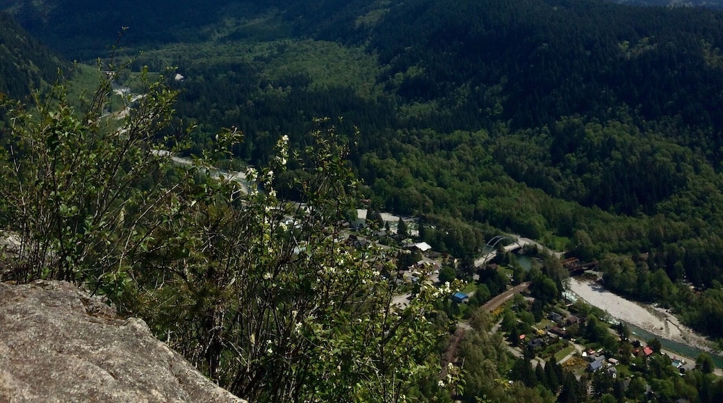 A view from the top of the Index Town Wall in Index, WA. From left to right are Gunn Peak, Merchant Peak, and Baring Mountain.
#greatnorthwest #pnw