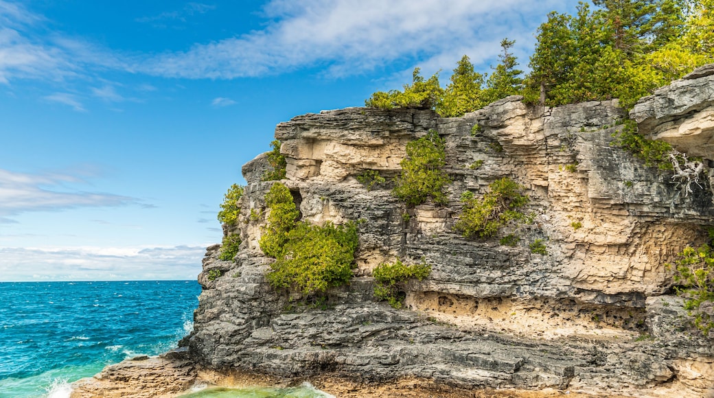 Colourful green waters at Indian Head Cove on lake Huron in Bruce Peninsula National Park and clear blue water in Ontario, Canada. Located between The Grotto and Overhanging rock tourist attractions.