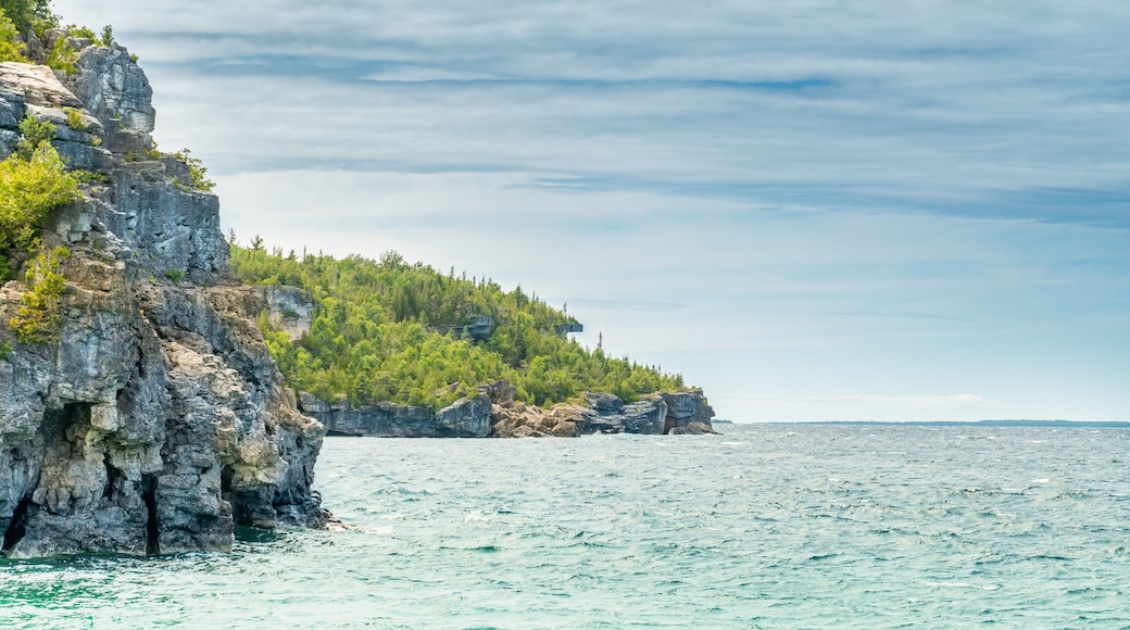 Colourful green waters at Indian Head Cove on lake Huron in Bruce Peninsula National Park and clear blue water in Ontario, Canada. Located between The Grotto and Overhanging rock tourist attractions.