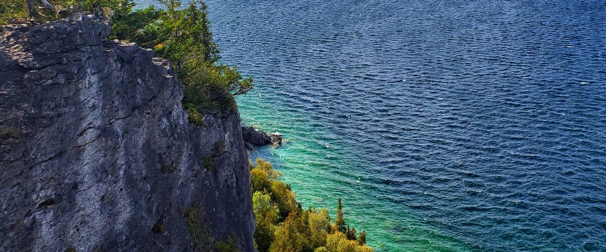 One of the lookouts on the 15.3 km trail in this park! Beautiful turquoise water of the Georgian Bay  and the Lion's Head harbour is a sight to check out!