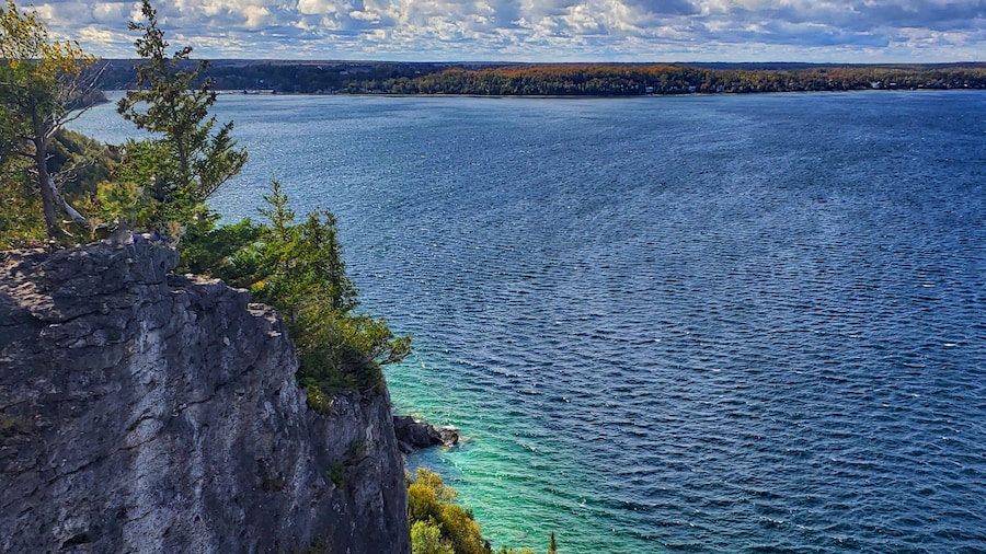 One of the lookouts on the 15.3 km trail in this park! Beautiful turquoise water of the Georgian Bay and the Lion's Head harbour is a sight to check out!
