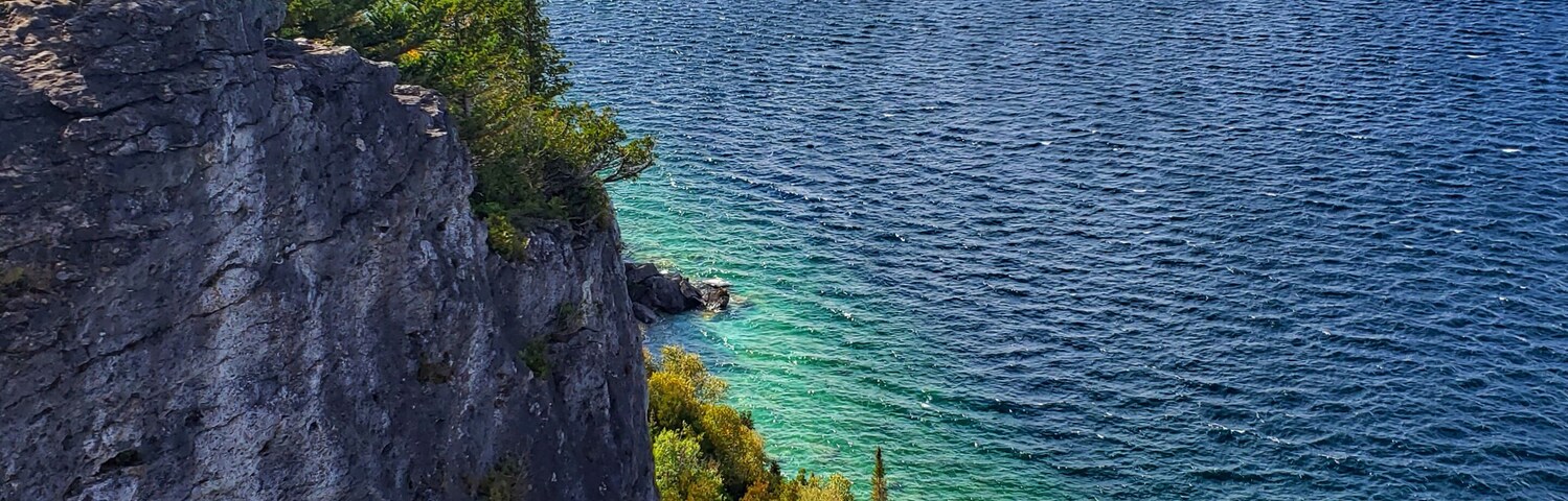One of the lookouts on the 15.3 km trail in this park! Beautiful turquoise water of the Georgian Bay  and the Lion's Head harbour is a sight to check out!