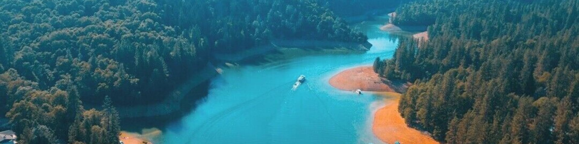 Our family of 5 took a 3 week long road trip down the west coast, along the way we make sure to stop and enjoy the scenery. Check out more of our trip here: https://www.youtube.com/watch?v=IDgTd5eWvWw
Shasta Lake is a beautiful lake to explore. Rent a boat, or book a campground near by to explore.
#LifeAtExpedia