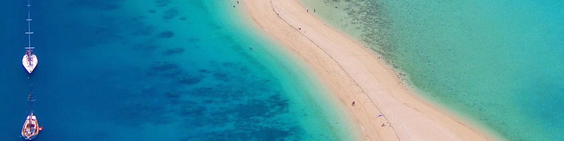 Happy Whitsundays Wednesday! Flying over the beautiful Langford Island in the Whitsundays was incredible, can't wait to go back and do some snorkelling there! ☀️🐠🐟🐢🌴😀
#lovewhitsundays #thisisqueensland #seeaustralia