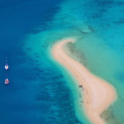 Happy Whitsundays Wednesday! Flying over the beautiful Langford Island in the Whitsundays was incredible, can't wait to go back and do some snorkelling there! ☀️🐠🐟🐢🌴😀
#lovewhitsundays #thisisqueensland #seeaustralia