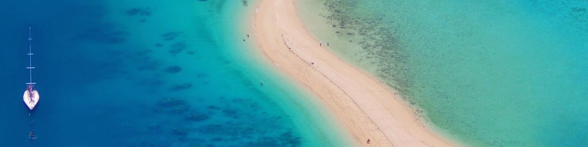 Happy Whitsundays Wednesday! Flying over the beautiful Langford Island in the Whitsundays was incredible, can't wait to go back and do some snorkelling there! ☀️🐠🐟🐢🌴😀
#lovewhitsundays #thisisqueensland #seeaustralia