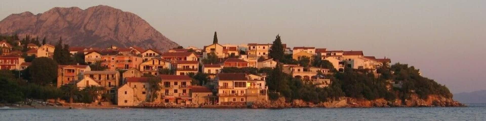 Sunset in Podaca, Croatia
Romantic?
Of course it is!
#Golden
#Trovember