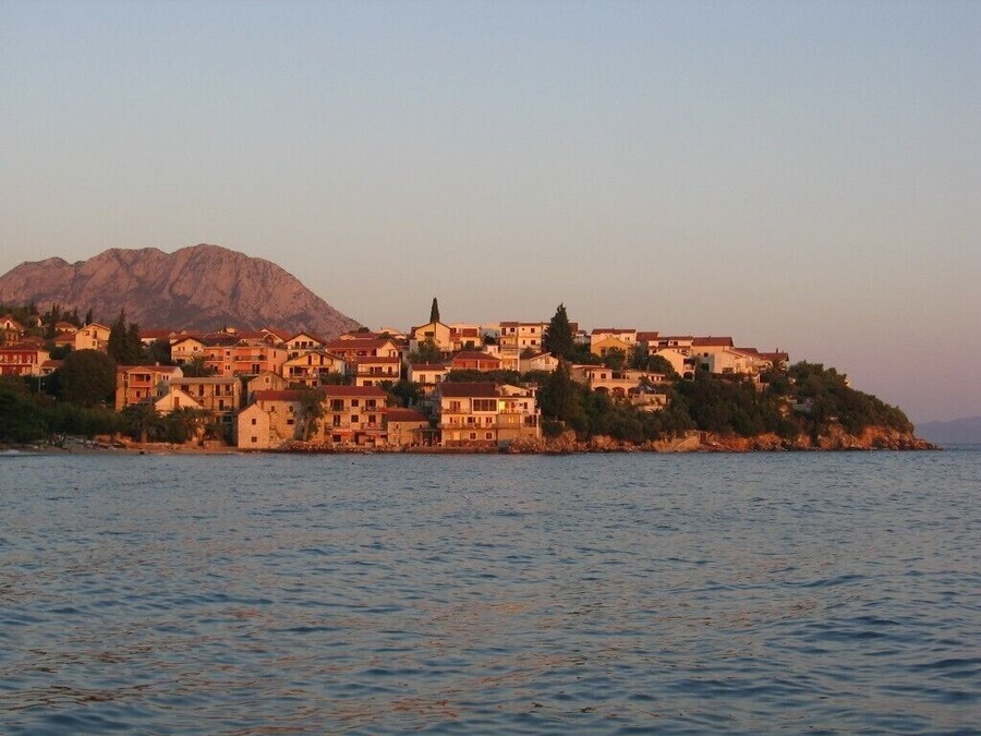 Sunset in Podaca, Croatia
Romantic?
Of course it is!
#Golden
#Trovember