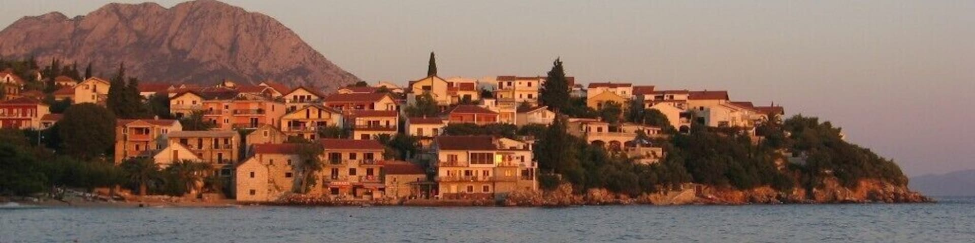 Sunset in Podaca, Croatia
Romantic?
Of course it is!
#Golden
#Trovember