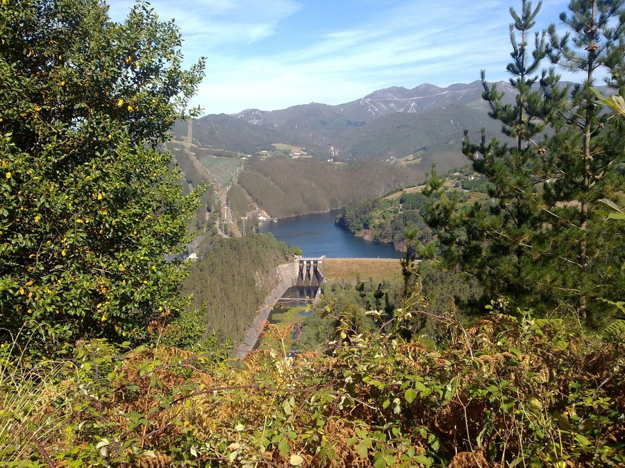 Vista panoramica del embalse de Arbón