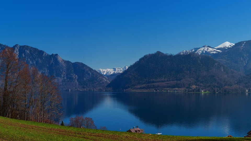 A lake surrounded by mountains and trees.