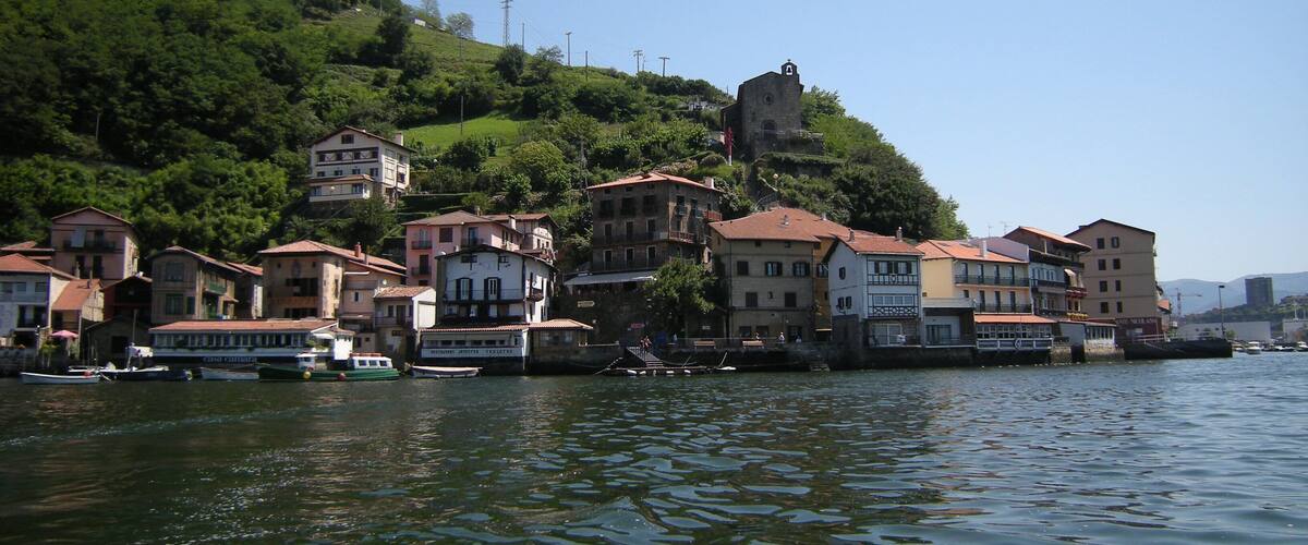 Atravesamos la ría en una barcaza en un corto trayecto hasta alcanzar el puerto de Pasai San Pedro (Pasajes de San Pedro).