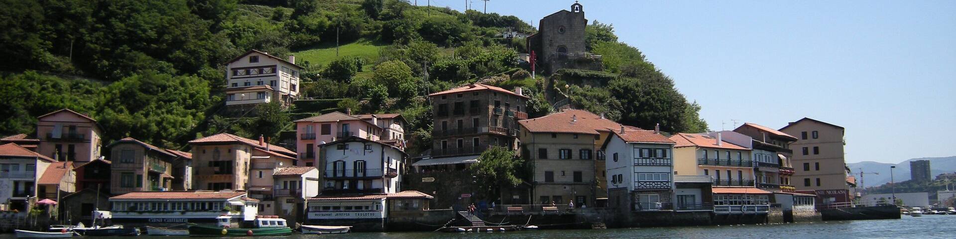 Atravesamos la ría en una barcaza en un corto trayecto hasta alcanzar el puerto de Pasai San Pedro (Pasajes de San Pedro).