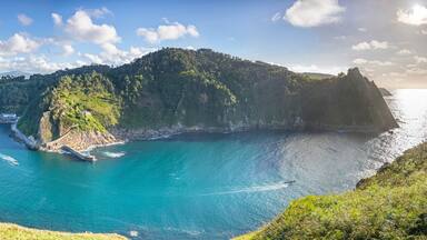 Randonnée le long de la baie de Pasaia en Espagne .