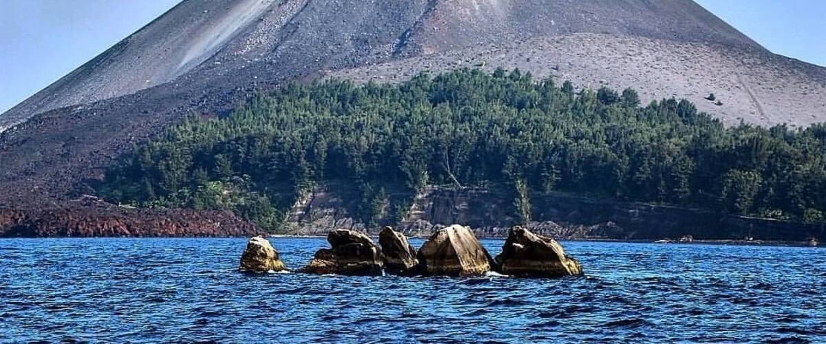 Various kinds of enchanting beauty and mystery in it make Mount Krakatau make several travelers interested in visiting and exploring this region. A traveler can do several tourist activities by climbing through the route with a winding road and full of challenges.
Land that is barren, sandy and graveled makes a traveler must be careful to climb it, it is advisable to climb Krakatau mountain to use mountain shoes or mountain sandals. The heat of the sun when the weather is so oppressive, but it will not melt the spirit of the traveler to see the beautiful stretch of nature including the charm of the crater with a large size surrounded by mountains is the main attraction at the summit of Mount Krakatau.