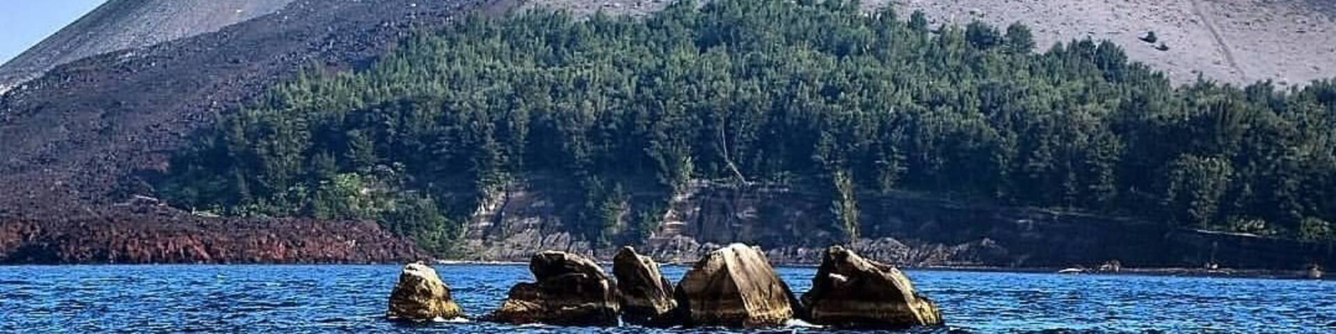 Various kinds of enchanting beauty and mystery in it make Mount Krakatau make several travelers interested in visiting and exploring this region. A traveler can do several tourist activities by climbing through the route with a winding road and full of challenges.
Land that is barren, sandy and graveled makes a traveler must be careful to climb it, it is advisable to climb Krakatau mountain to use mountain shoes or mountain sandals. The heat of the sun when the weather is so oppressive, but it will not melt the spirit of the traveler to see the beautiful stretch of nature including the charm of the crater with a large size surrounded by mountains is the main attraction at the summit of Mount Krakatau.