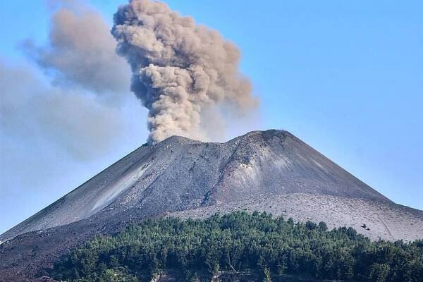Various kinds of enchanting beauty and mystery in it make Mount Krakatau make several travelers interested in visiting and exploring this region. A traveler can do several tourist activities by climbing through the route with a winding road and full of challenges.
Land that is barren, sandy and graveled makes a traveler must be careful to climb it, it is advisable to climb Krakatau mountain to use mountain shoes or mountain sandals. The heat of the sun when the weather is so oppressive, but it will not melt the spirit of the traveler to see the beautiful stretch of nature including the charm of the crater with a large size surrounded by mountains is the main attraction at the summit of Mount Krakatau.