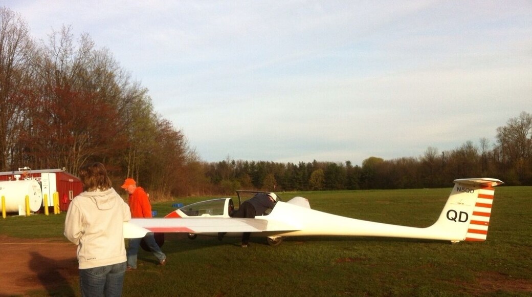 Putting gliders away at the end of the day at the Philadelphia Glider Council