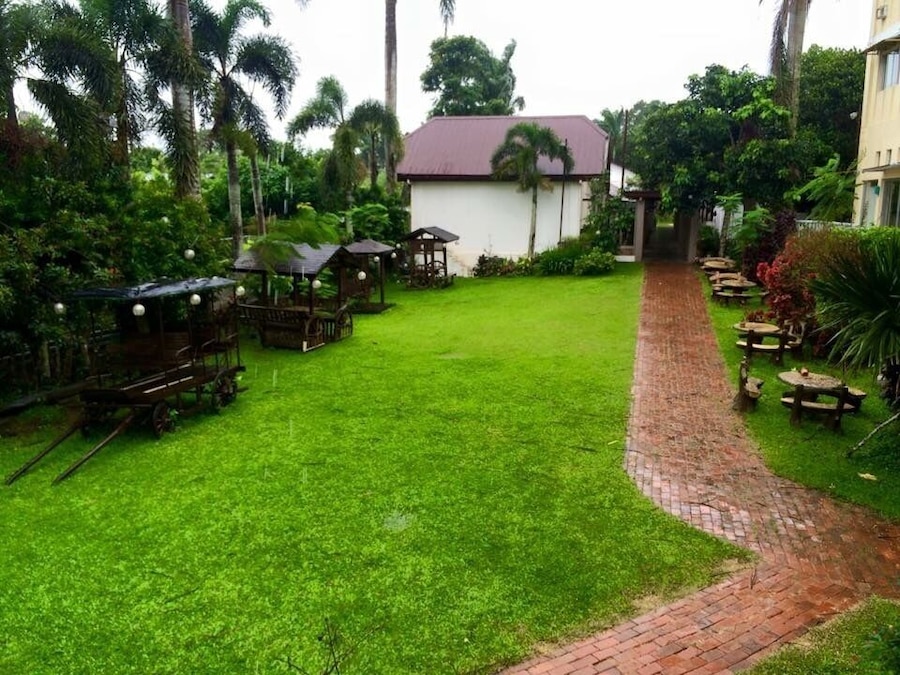 Nobody can't stop us even Lando! Overnight stay during a stormy night. 
#trailseekersrockseverywhere #teamkaladkarin #teampabebes #weekendbonding