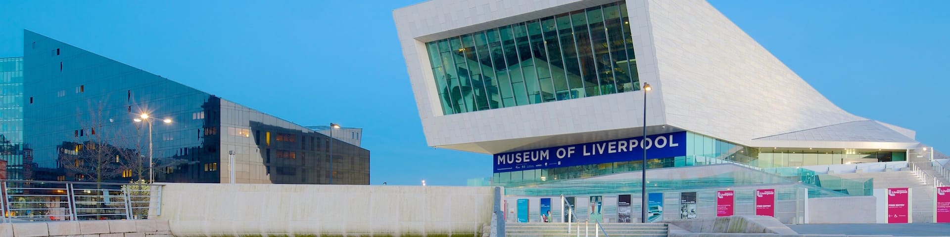 Museum of Liverpool presenterar en Ă„ eller flod och modern arkitektur