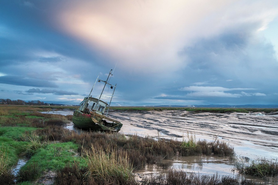 I live in Liverpool and occasionally, when the weather is OK in England, we go for walks in the area. Last year, on a wintery sunday, we walked along the banks of the river Dee. That is where you will find Sheldrakes, a minuscule port. Boats in all conditions are left resting on the muddy banks as the sea has receded due to the tides.
#BvSApplication