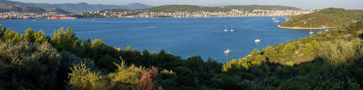 Vistas del paisaje de costa en Okrug, Croacia, verano de 2019
