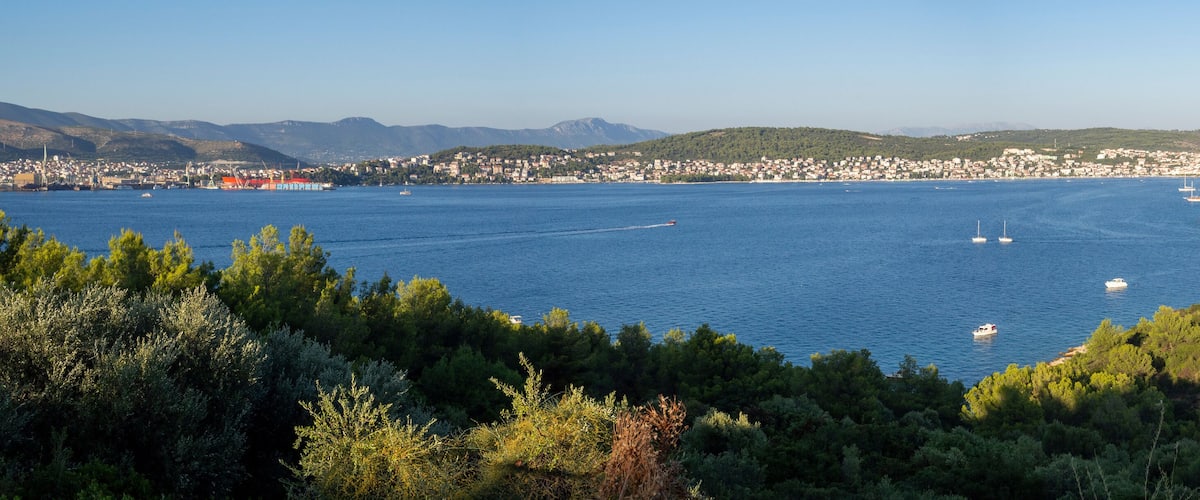 Vistas del paisaje de costa en Okrug, Croacia, verano de 2019