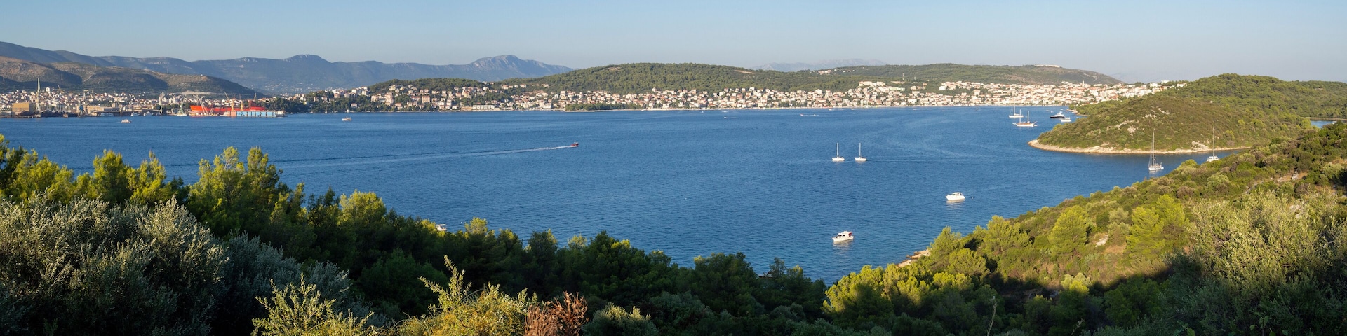 Vistas del paisaje de costa en Okrug, Croacia, verano de 2019