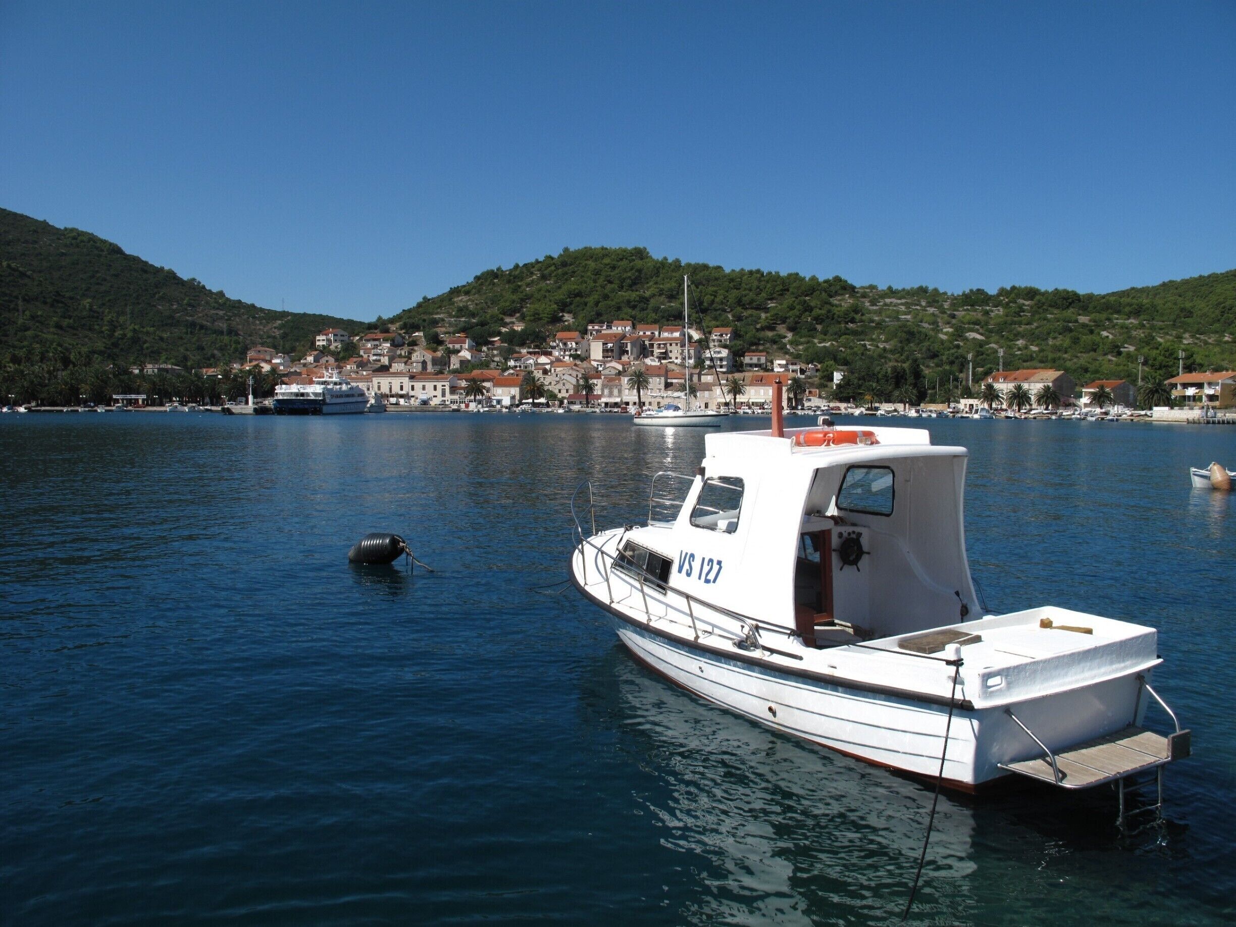 A gateway to visit the blue grotto - Bisevo