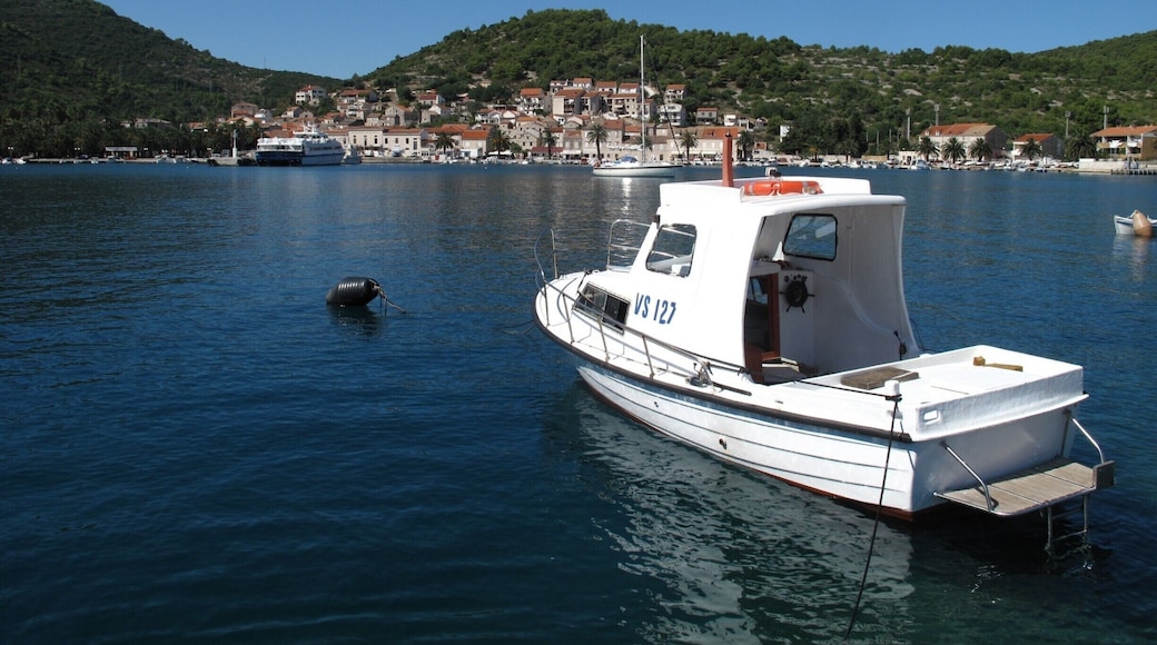A gateway to visit the blue grotto - Bisevo