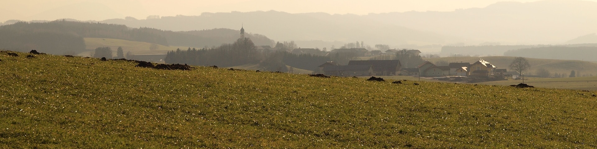 Blick von Pippmannsberg (Gemeinde Eggelsberg) auf Vormoos (Gemeinde Feldkirchen bei Mattighofen) ca 2km südöstlich